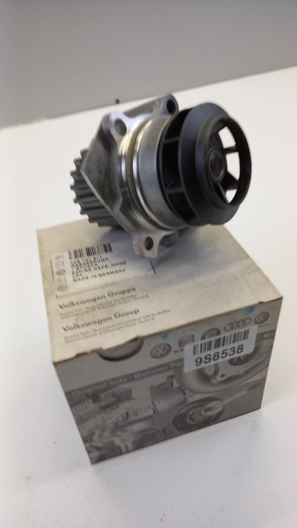 Original AUDI A3 A4 (B7) VW Golf V Passat B6 Touran 2.0TDI Wasserpumpe 03G121011