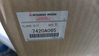 Original OE MITSUBISHI Kotflügel Zierleiste 7420A065