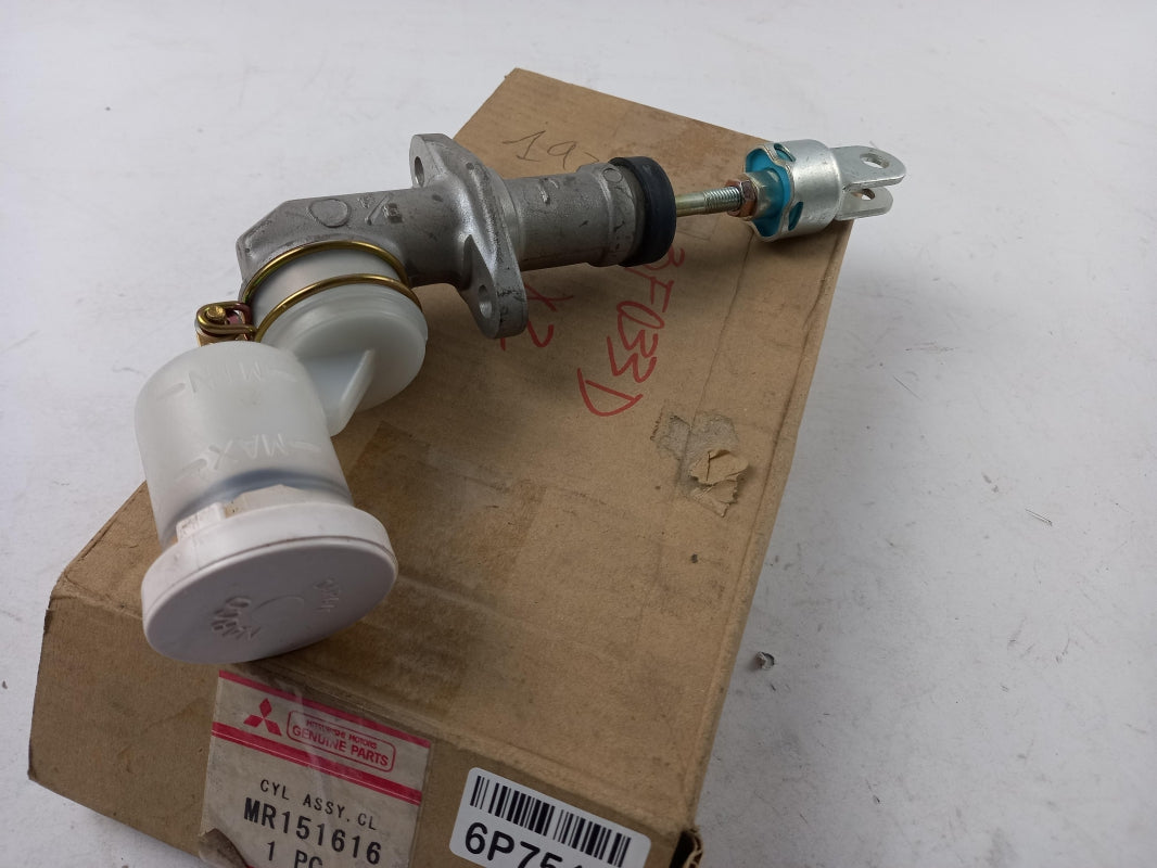 Original MITSUBISHI Pajero (1990-2004) Kupplungsgeberzylinder MR151616