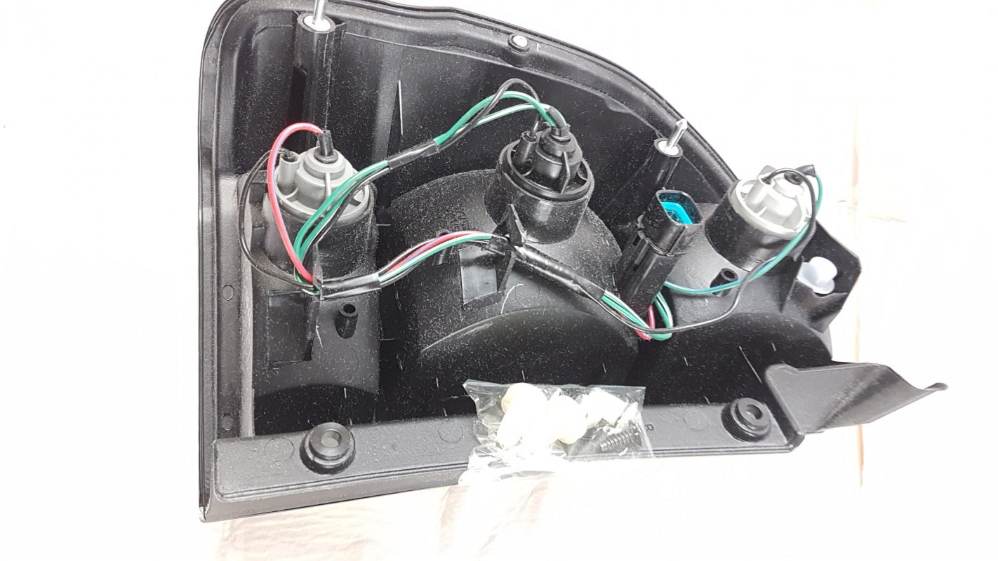 Original MITSUBISHI Pajero Sport I Heckleuchte Rücklicht rechts MR496374