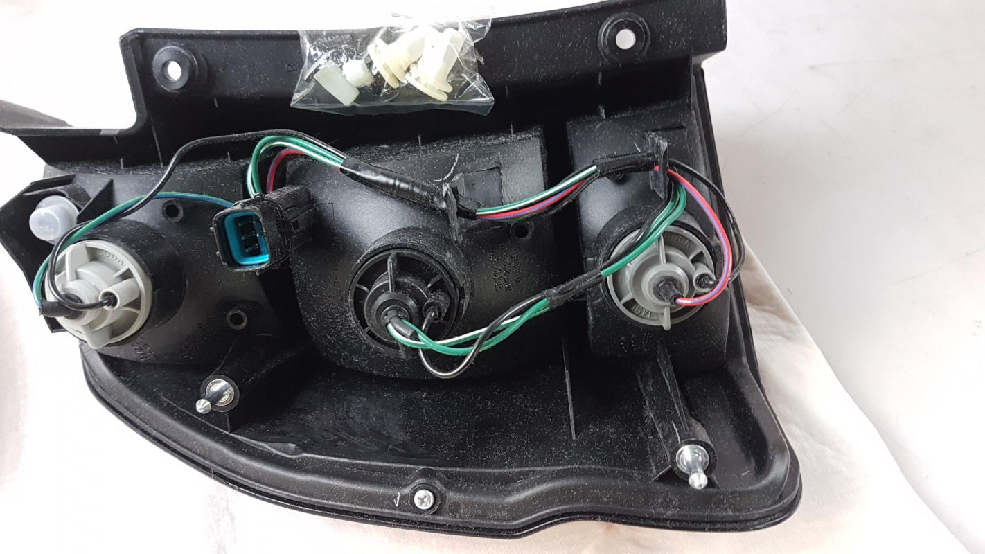 Original MITSUBISHI Pajero Sport I Heckleuchte Rücklicht rechts MR496374