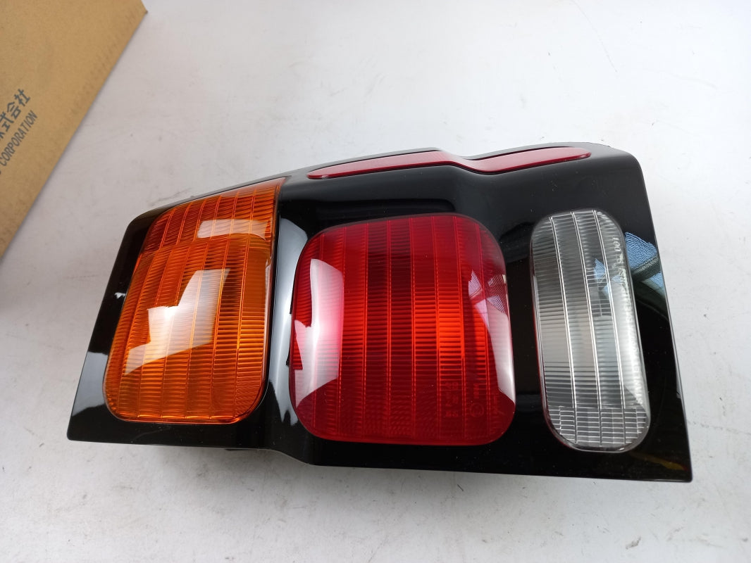 Original MITSUBISHI Pajero Sport I Heckleuchte Rücklicht rechts MR496374