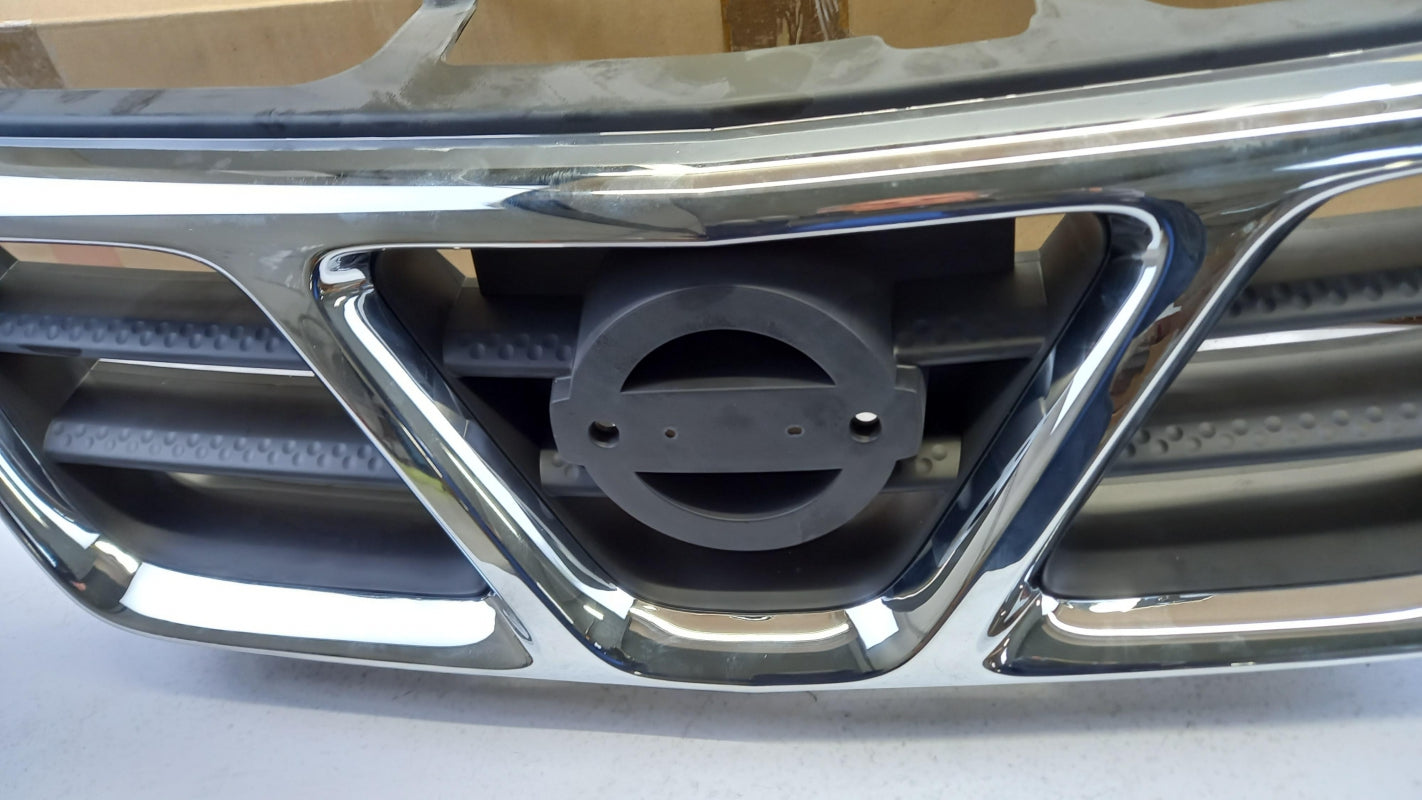 Original OE NISSAN Kühlergitter 623108H700