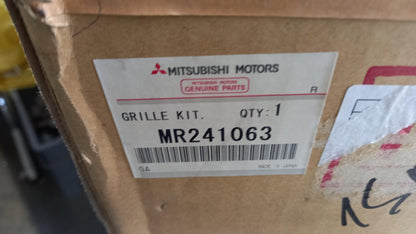 Original OE MITSUBISHI Kühlergitter MR241063