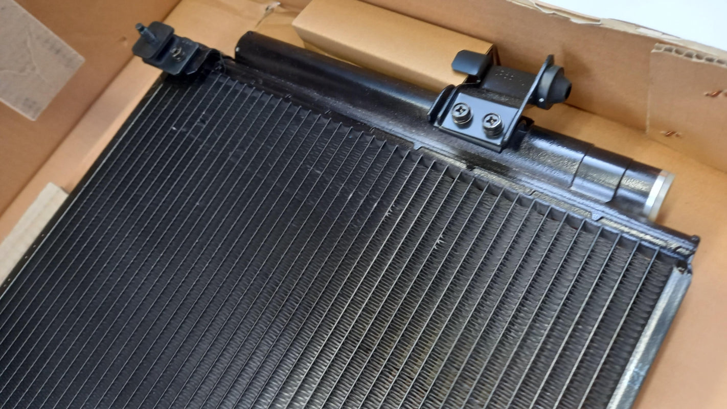Original OE MITSUBISHI Space Runner 2000/2WD Klimakondensator MR996739