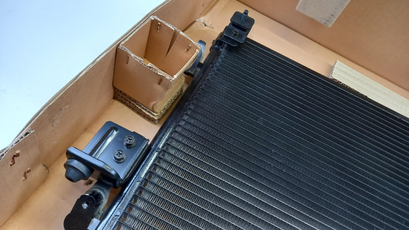 Original OE MITSUBISHI Space Runner 2000/2WD Klimakondensator MR996739