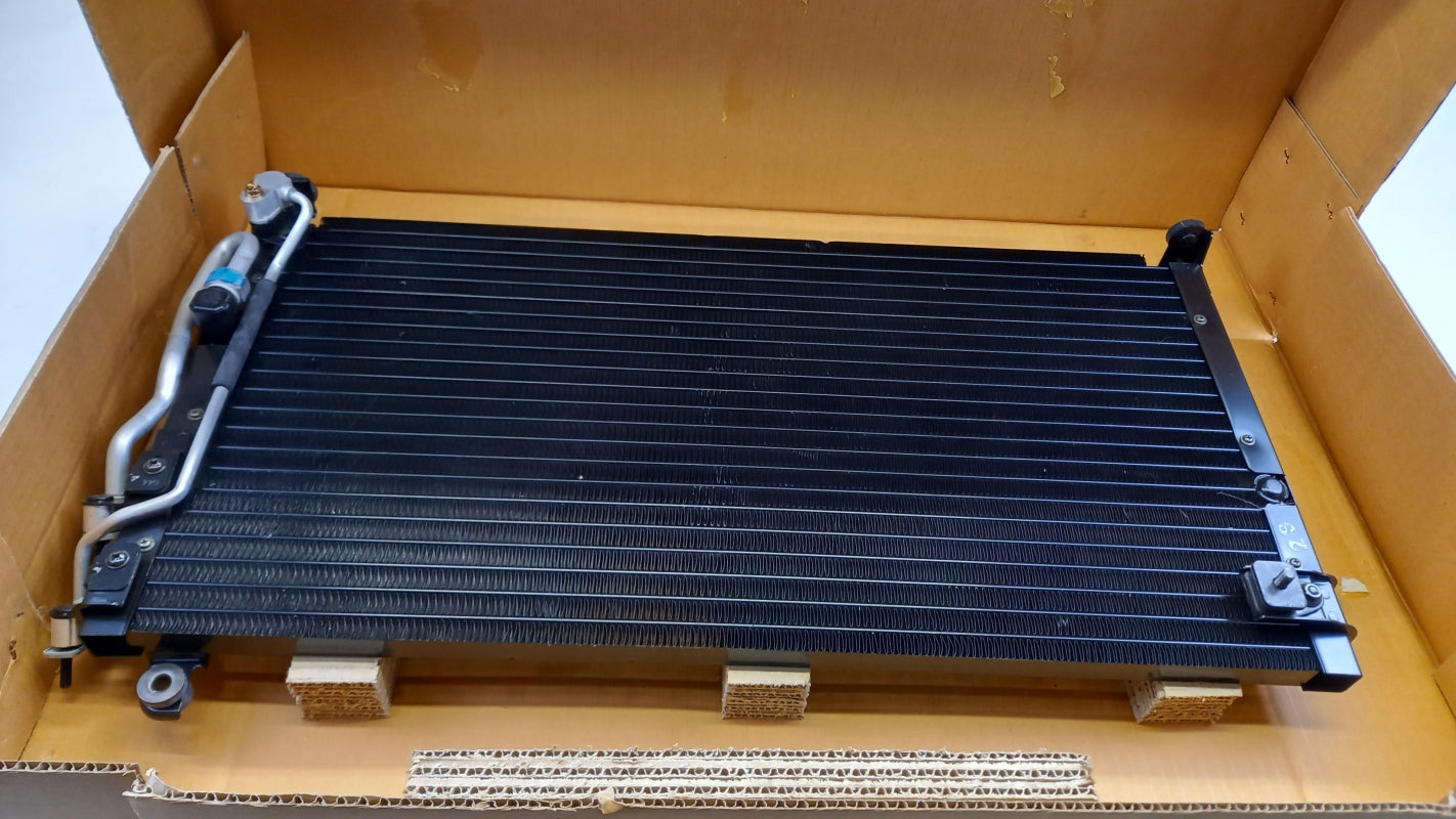 Original MITSUBISHI Chariot RVR Expo Space Runner Klimakondensator MR116930