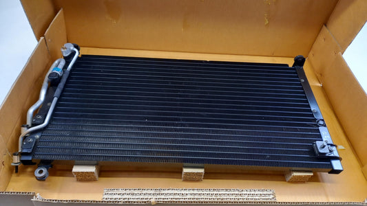 Original MITSUBISHI Chariot RVR Expo Space Runner Klimakondensator MR116930