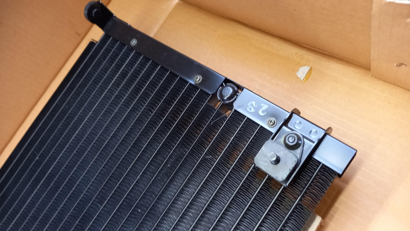 Original MITSUBISHI Chariot RVR Expo Space Runner Klimakondensator MR116930