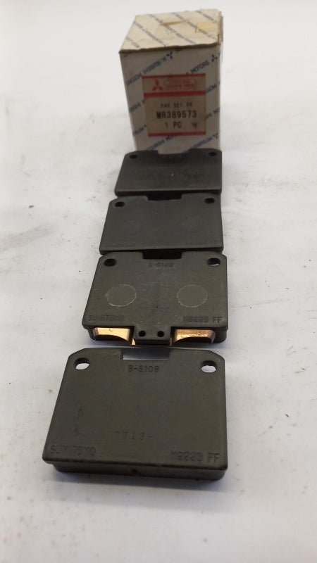 Original OE MITSUBISHI brake pads MR389573 