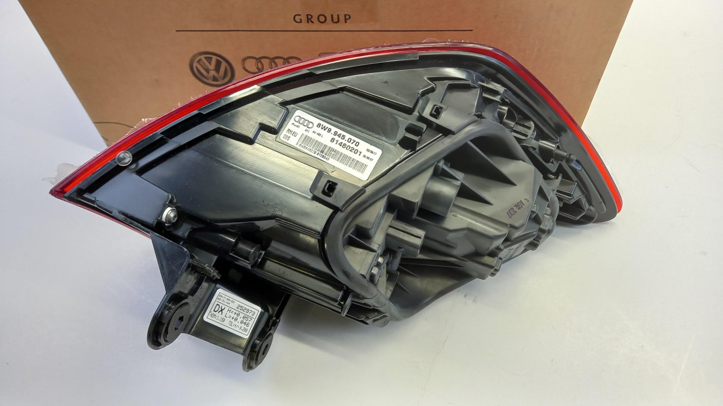 Original AUDI A4 B9 Heckleuchte hinten rechts 8W9945070