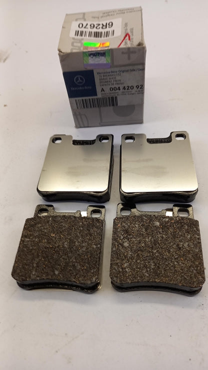 Original MERCEDES-BENZ E-Klasse W210 Bremsbeläge Satz Hinten A0044209220