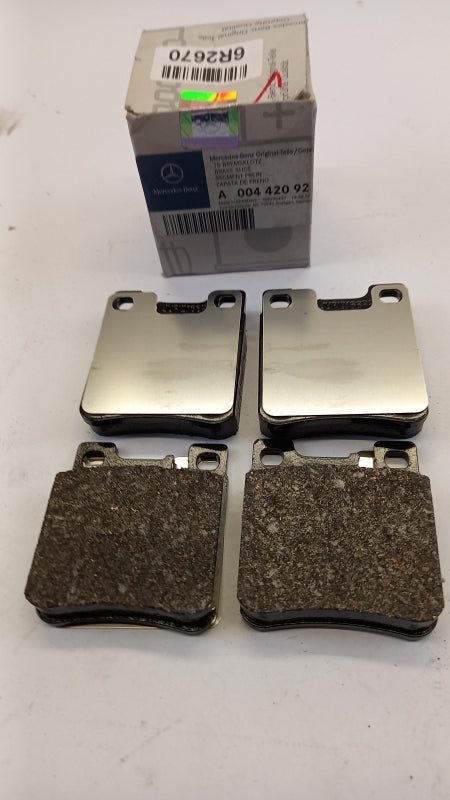 Original MERCEDES-BENZ E-Klasse W210 Bremsbeläge Satz Hinten A0044209220