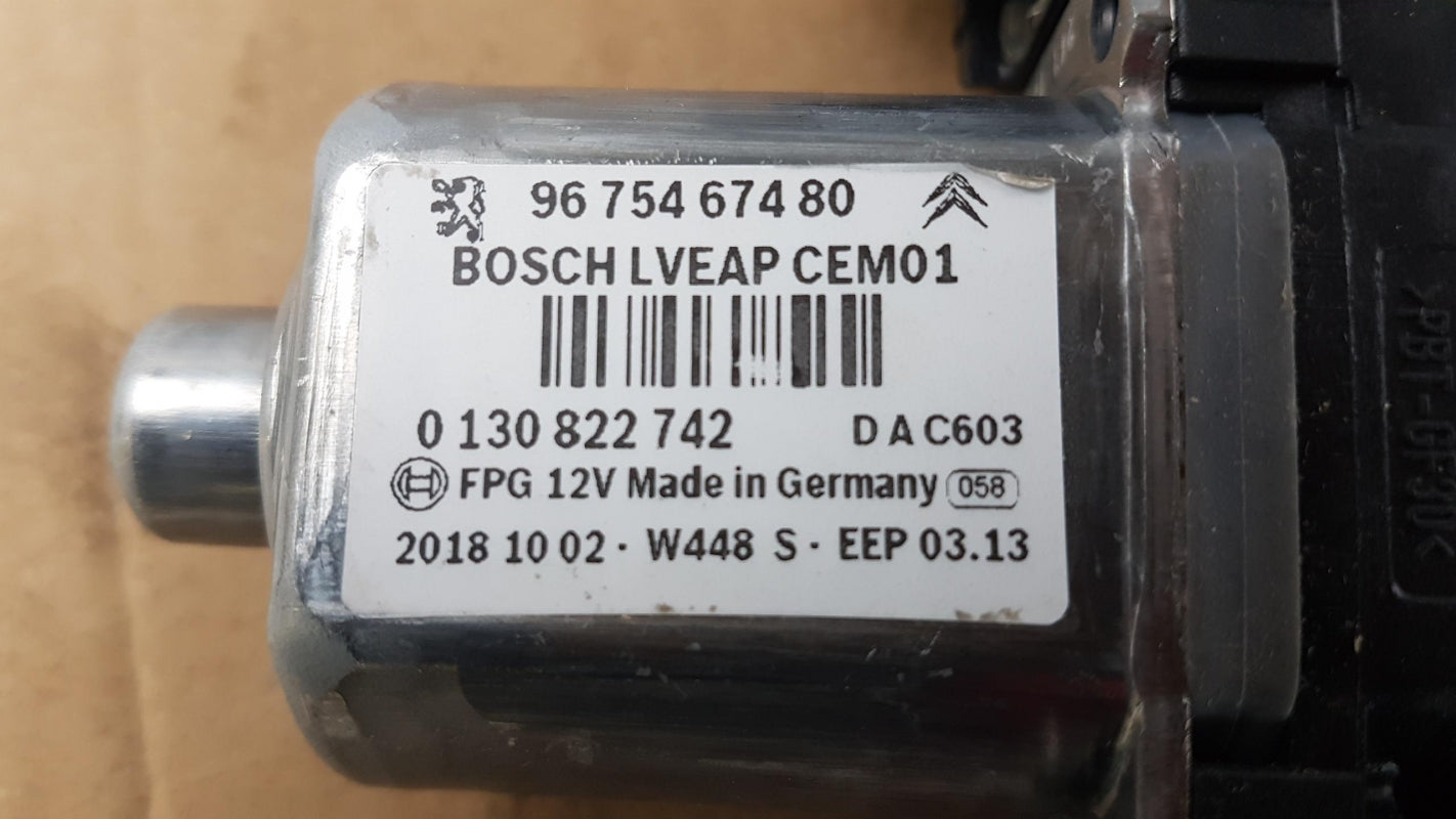 Original PEUGEOT 308 SW I 2012 > Wischermotor Vorne Links 9675467480