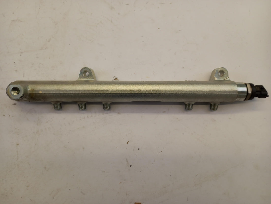 Original NISSAN Cabstar Patrol Kraftstoff Verteilerrohr 17520MA71A