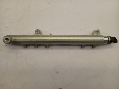 Original NISSAN Cabstar Patrol Kraftstoff Verteilerrohr 17520MA71A