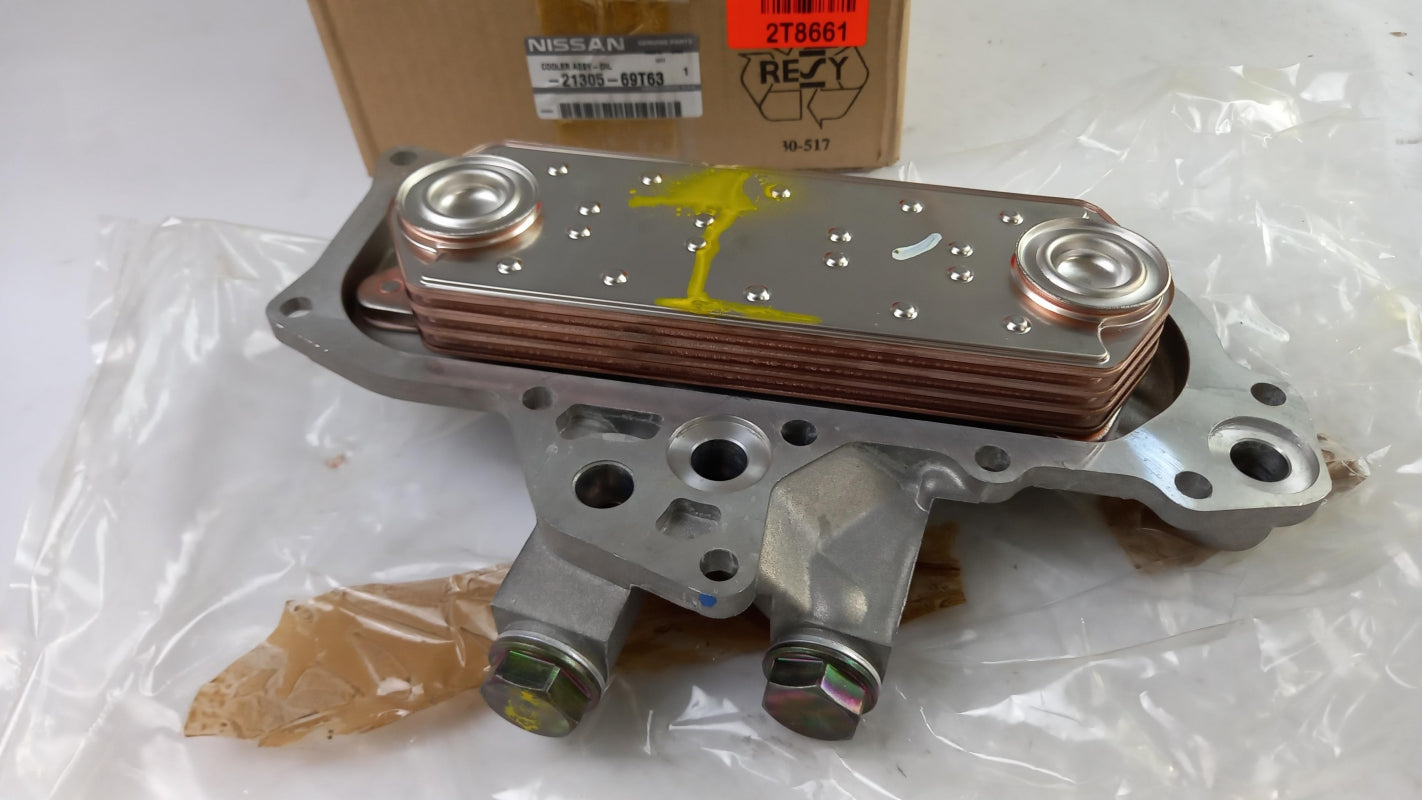Original NISSAN Cabstar Motorölkühler 2130569T63