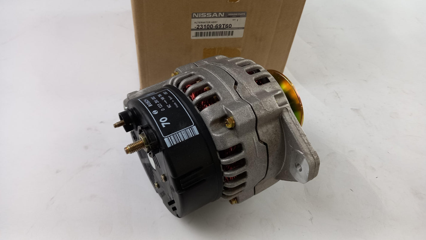 Original OE NISSAN Terrano II 2.7 TD Lichtmaschine 2310069T60