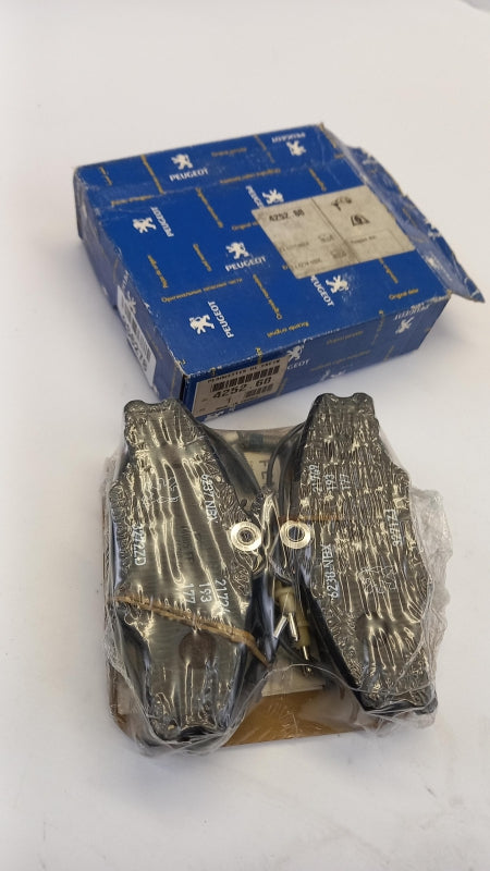 Original PEUGEOT 406 Bremsbeläge Satz Vorne 425268