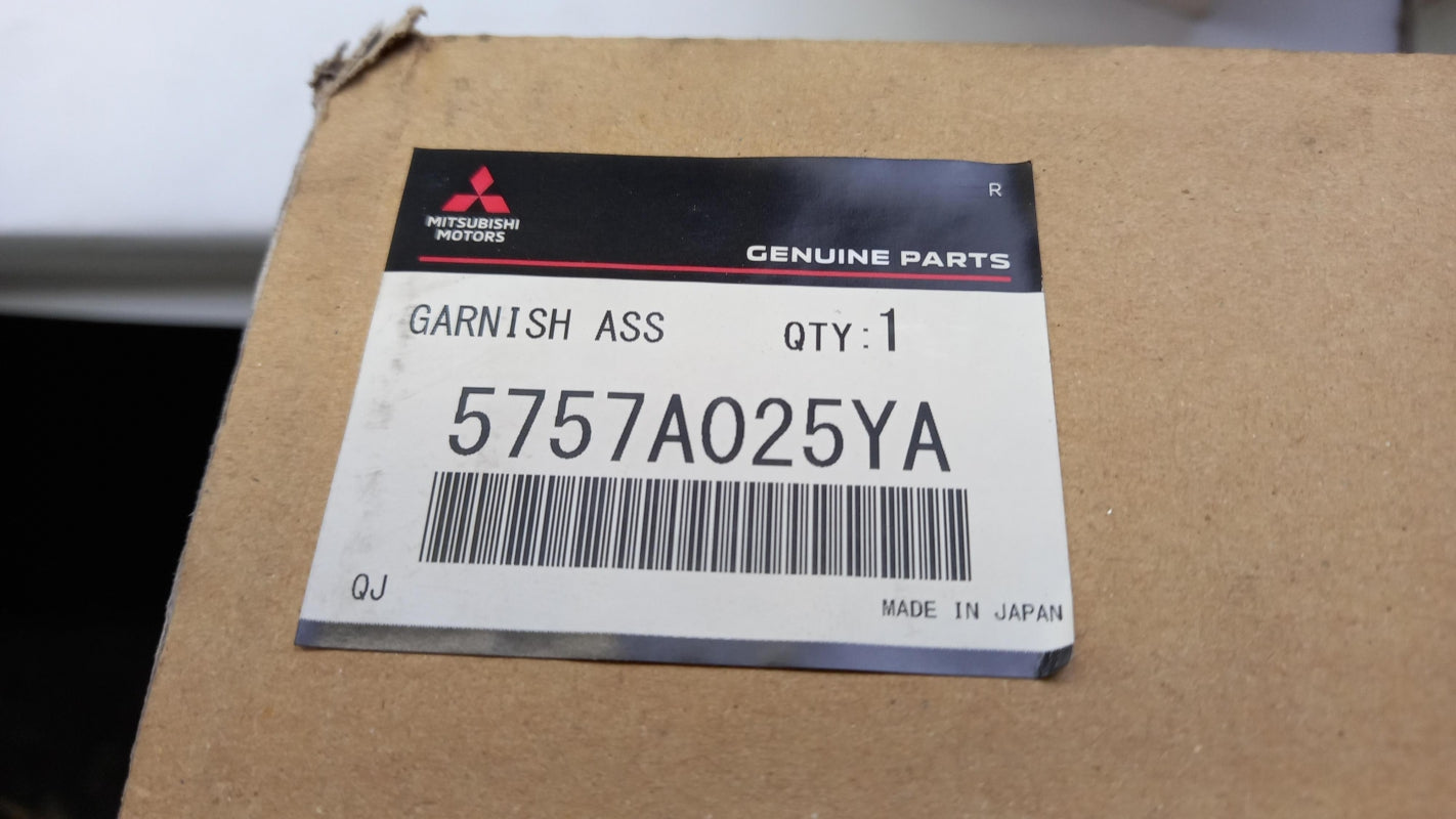 Original OE MITSUBISHI Tür Zierleiste 5757A025YA