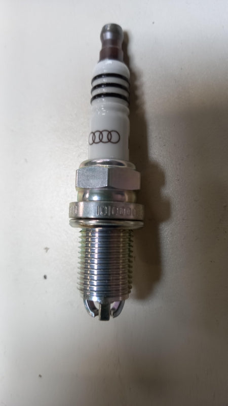 Original AUDI A8 A6 SEAT SKODA Fabia Octavia VW Golf Caddy Zündkerze 101000033AA