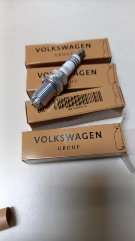 Original AUDI A8 A6 SEAT SKODA Fabia Octavia VW Golf Caddy Zündkerze 101000033AA