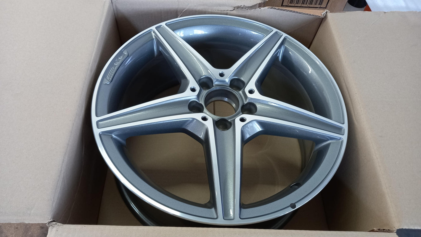 Original MERCEDES-BENZ C Klasse AMG W205 18" 7,5J ET44 Felge A20540111007X21