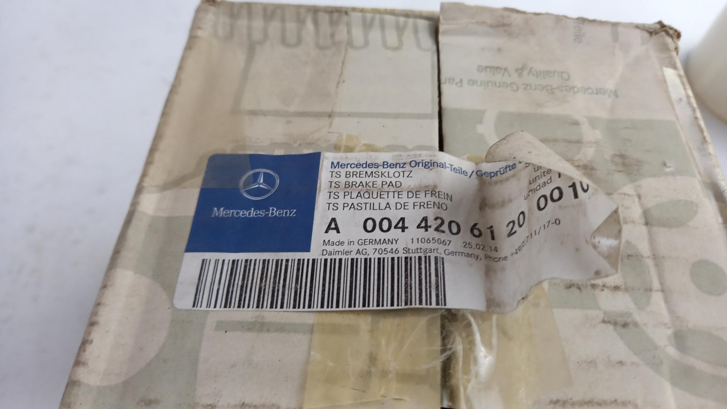 Original OE MERCEDES-BENZ Bremsbeläge A004420612010