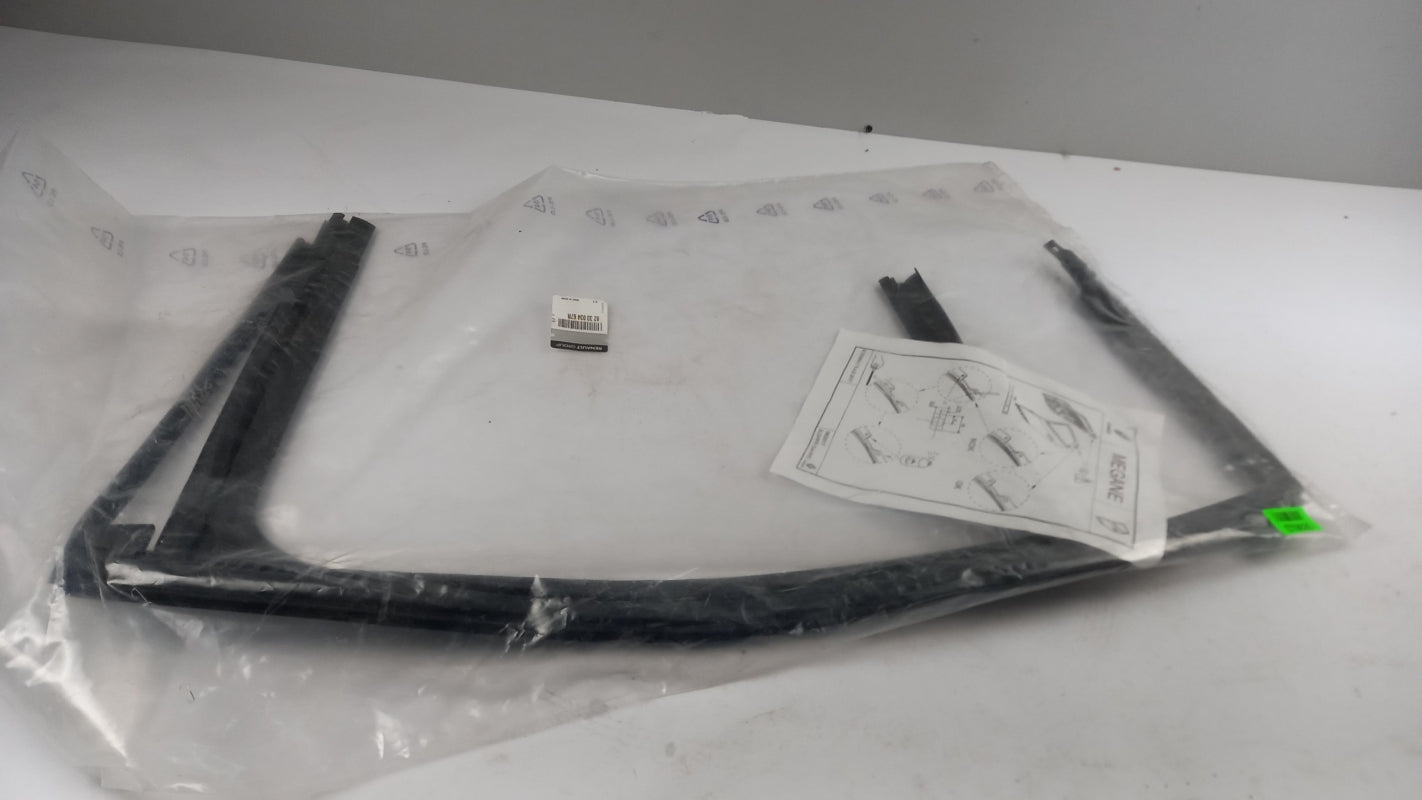 Original OE RENAULT Fensterführungsschiene 823303467R