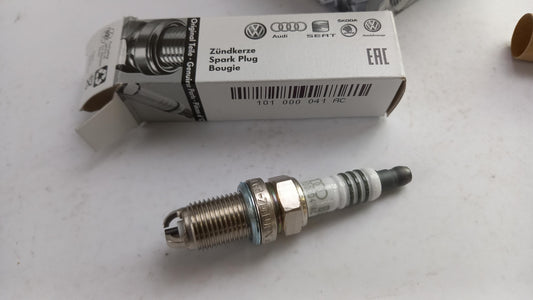 Original VOLKSWAGEN Golf Caddy AUDI 100 A3 A4 SEAT SKODA Zündkerze 101000041AC