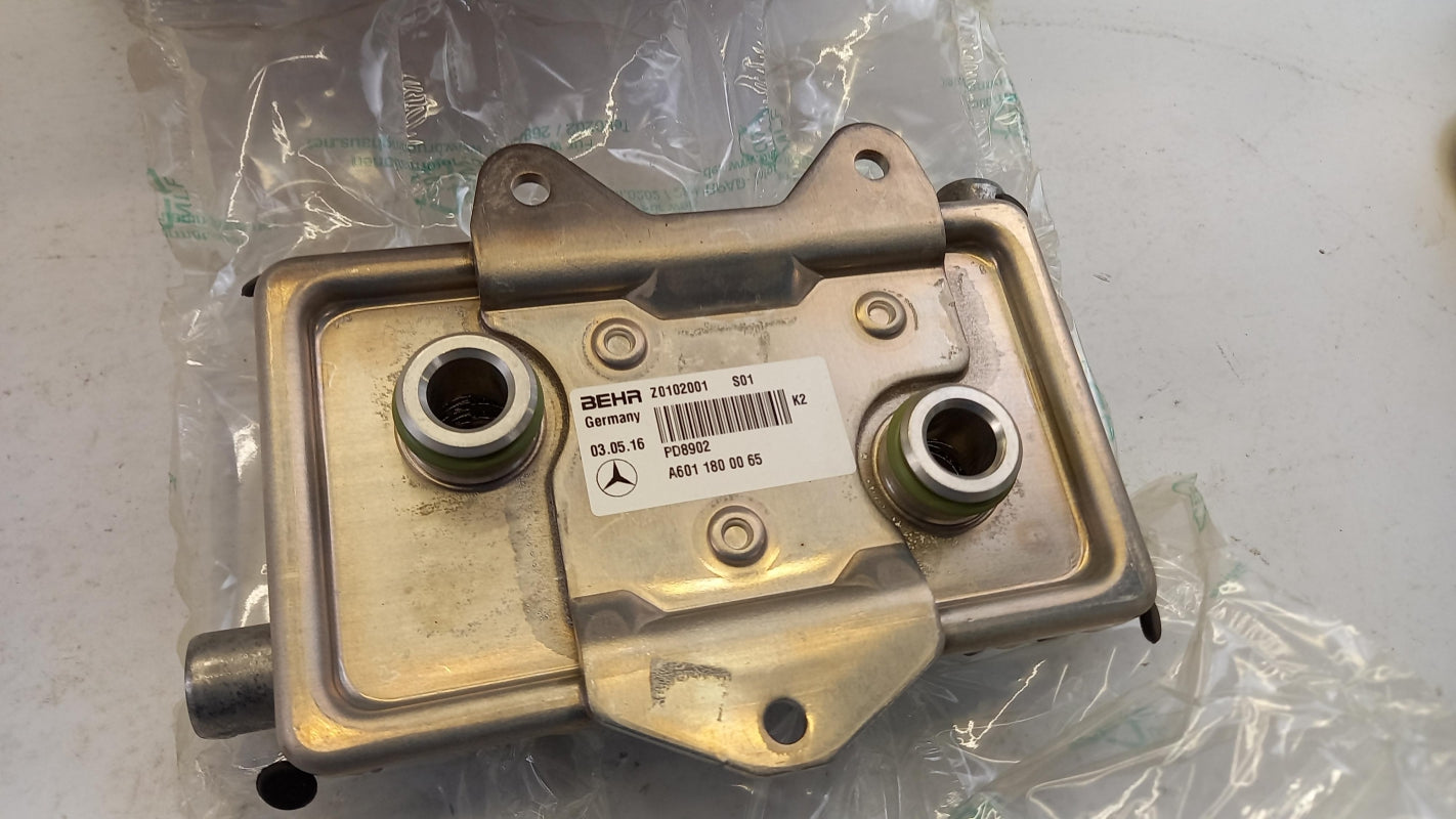 Original OE MERCEDES-BENZ Motorölkühler A6011800065