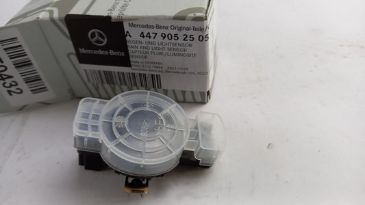 Original MERCEDES-BENZ Vito W447 Regensensor A4479052505