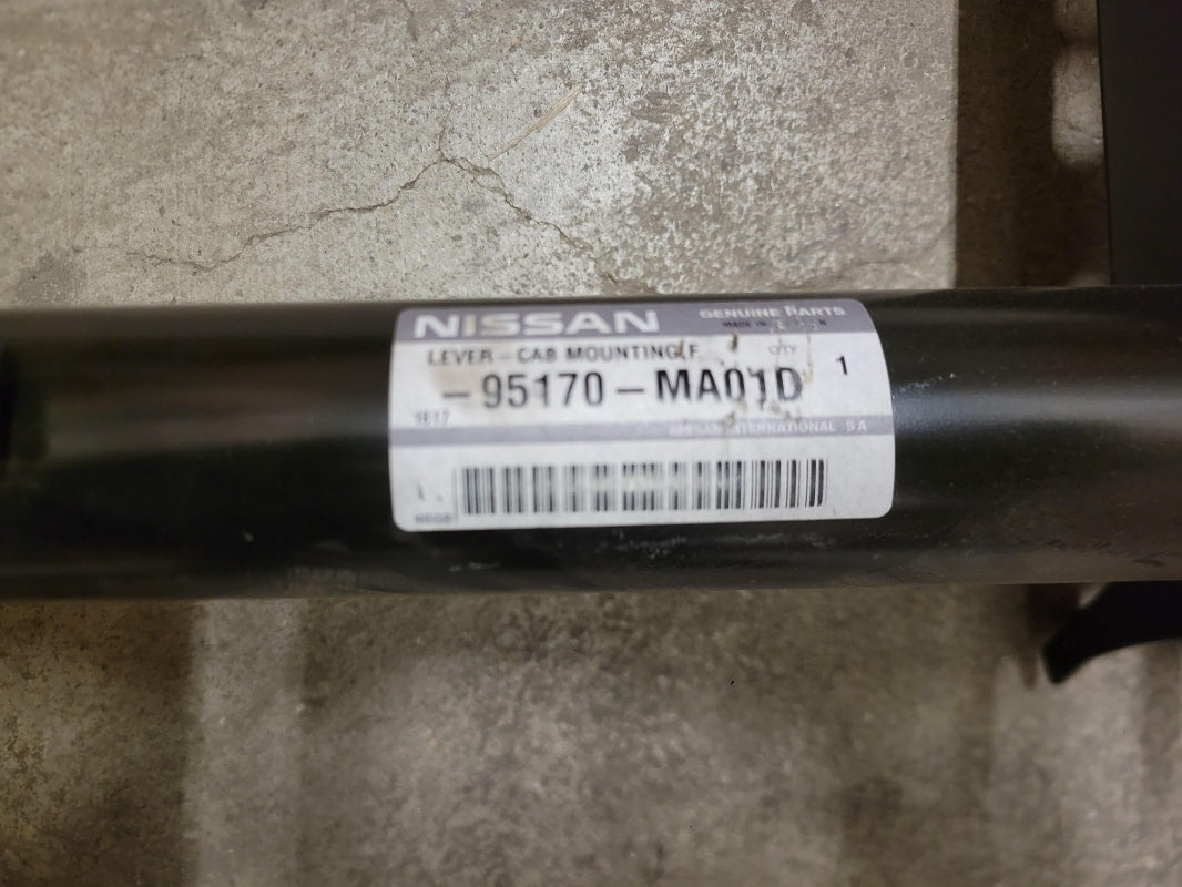 Original NISSAN Cabstar Halter vorne 95170MA01D