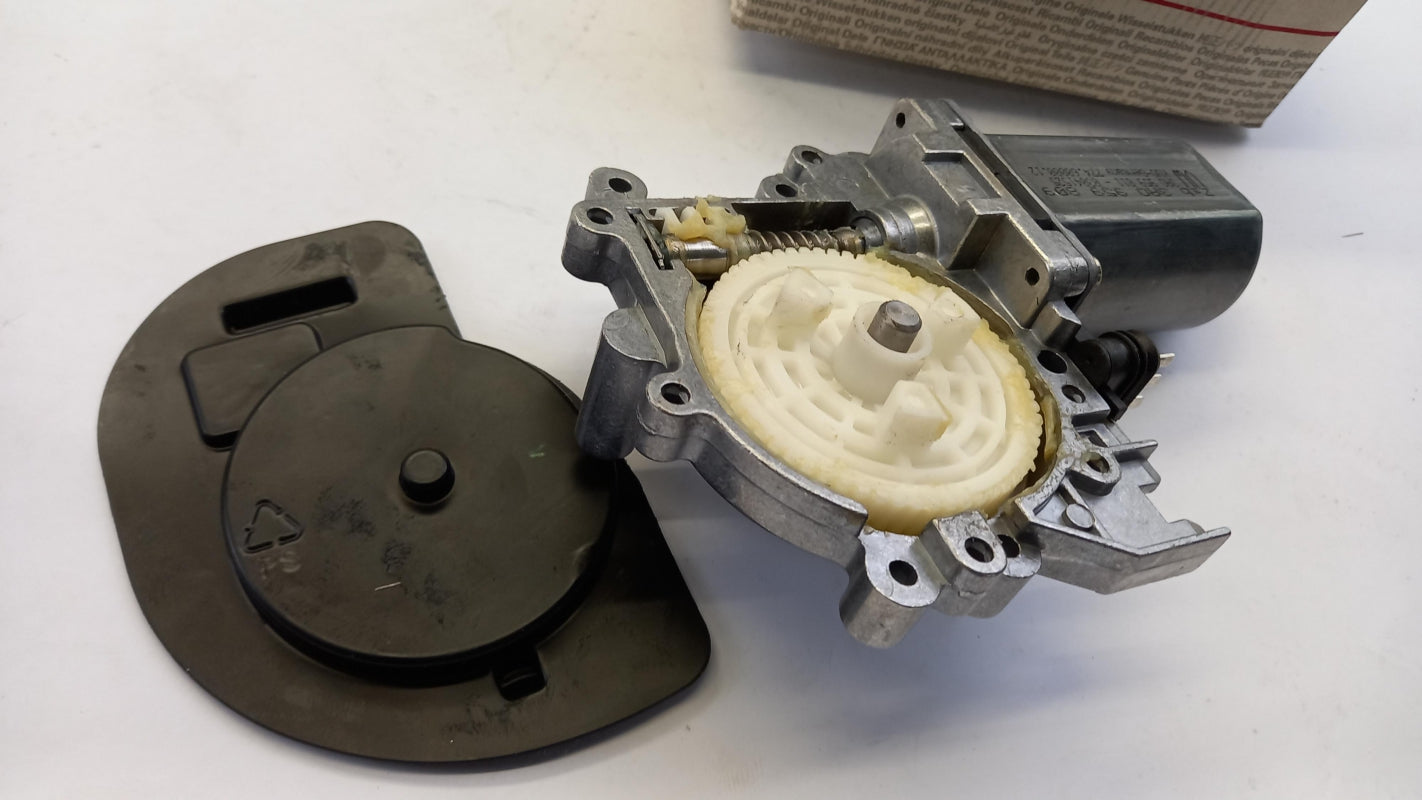 Original VW Passat B4 3A Fensterhebermotor hinten links 3A0959811