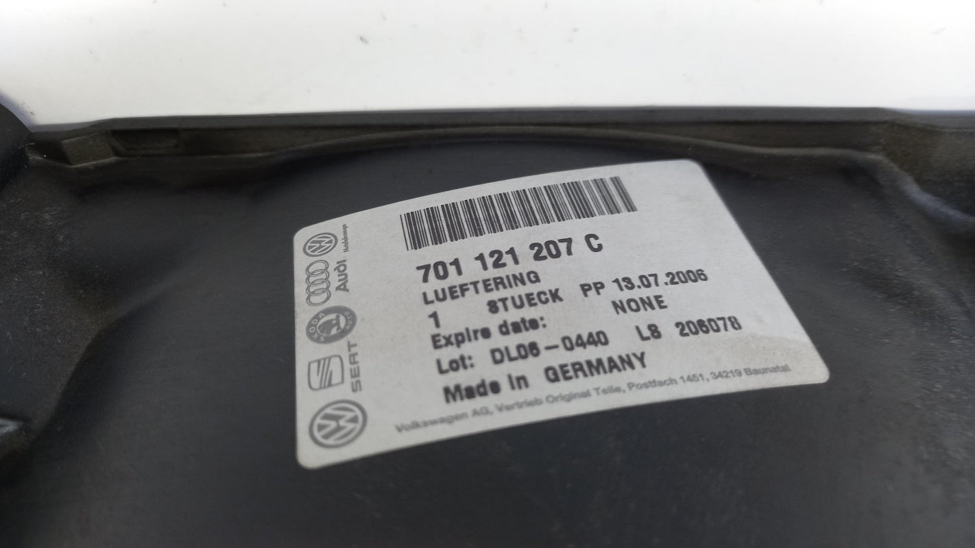 Original OE Volkswagen Lüftergehäuse 701121207C