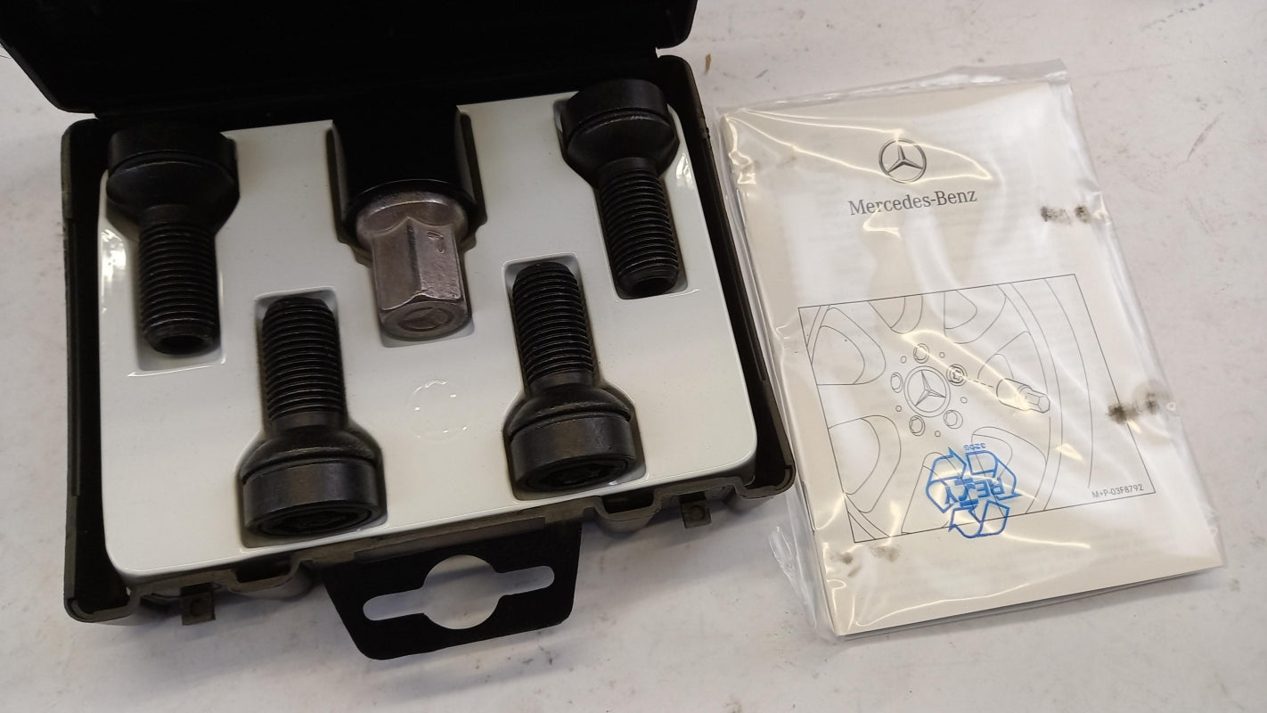 Original MERCEDES-BENZ Radsicherungssatz 4-Stück schwarz M14X1.5X27 A0019901607