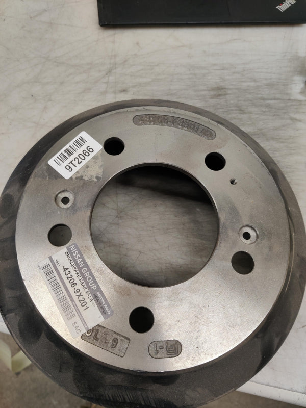 Original NISSAN Cabstar II F23 Bremstrommel hinten 432069X201