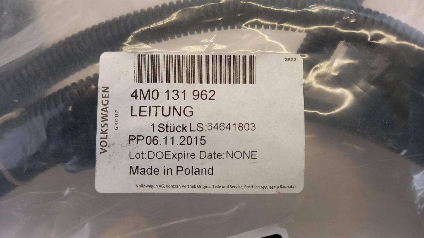 Original AUDI Q7 4M Transferleitung für Reduktionsmittel unten hinten 4M0131962