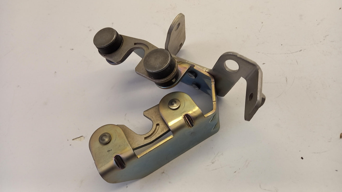 Original OPEL Signum Vectra-C 3.0 DT Schaltzug Halterung 55351919