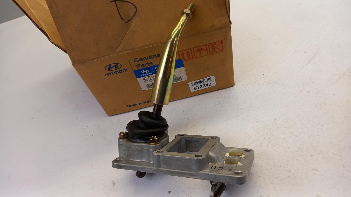 Original HYUNDAI Galloper 90-00 Schalthebel MD733946A