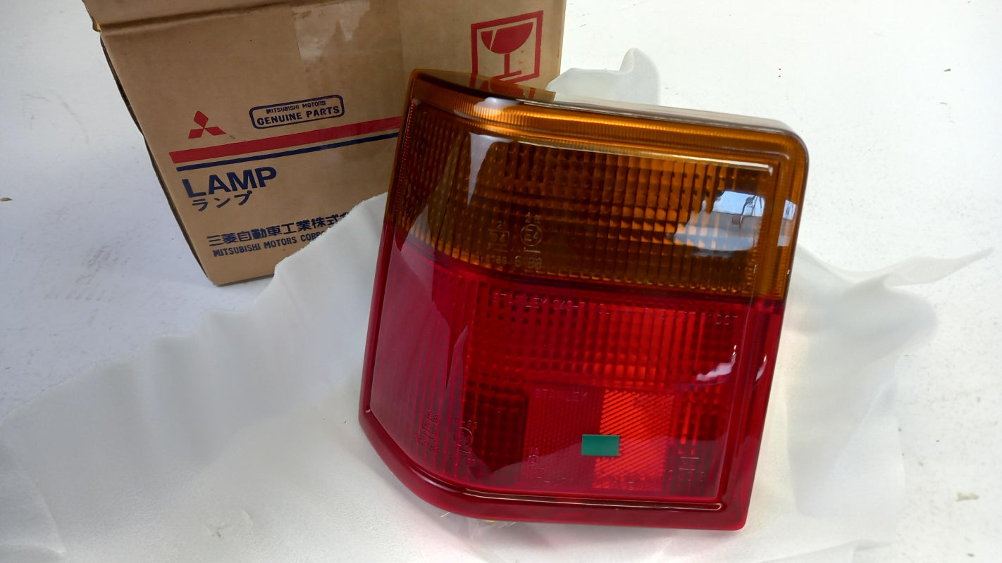 Original MITSUBISHI Space Wagon (1986-1990) Heckleuchte hinten links MB527800