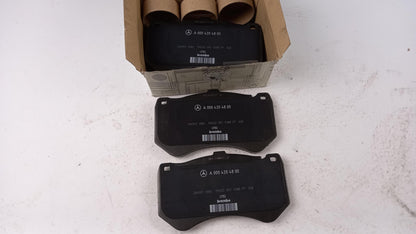 Original OE MERCEDES-BENZ Bremsbeläge A0004205800