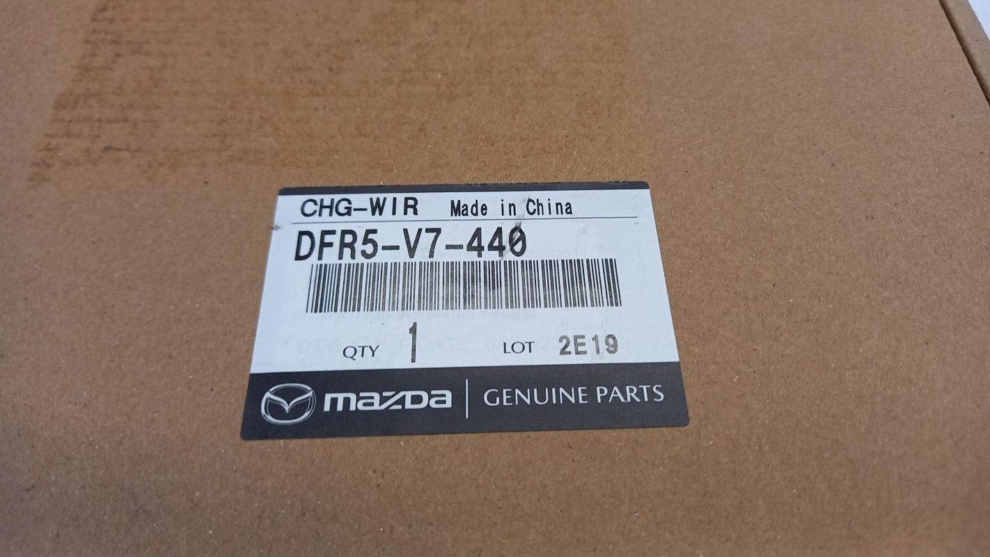 Original MAZDA CX-30 2019> Kabelloses Ladegerät - 2WD für Smartphones DFR5V7440