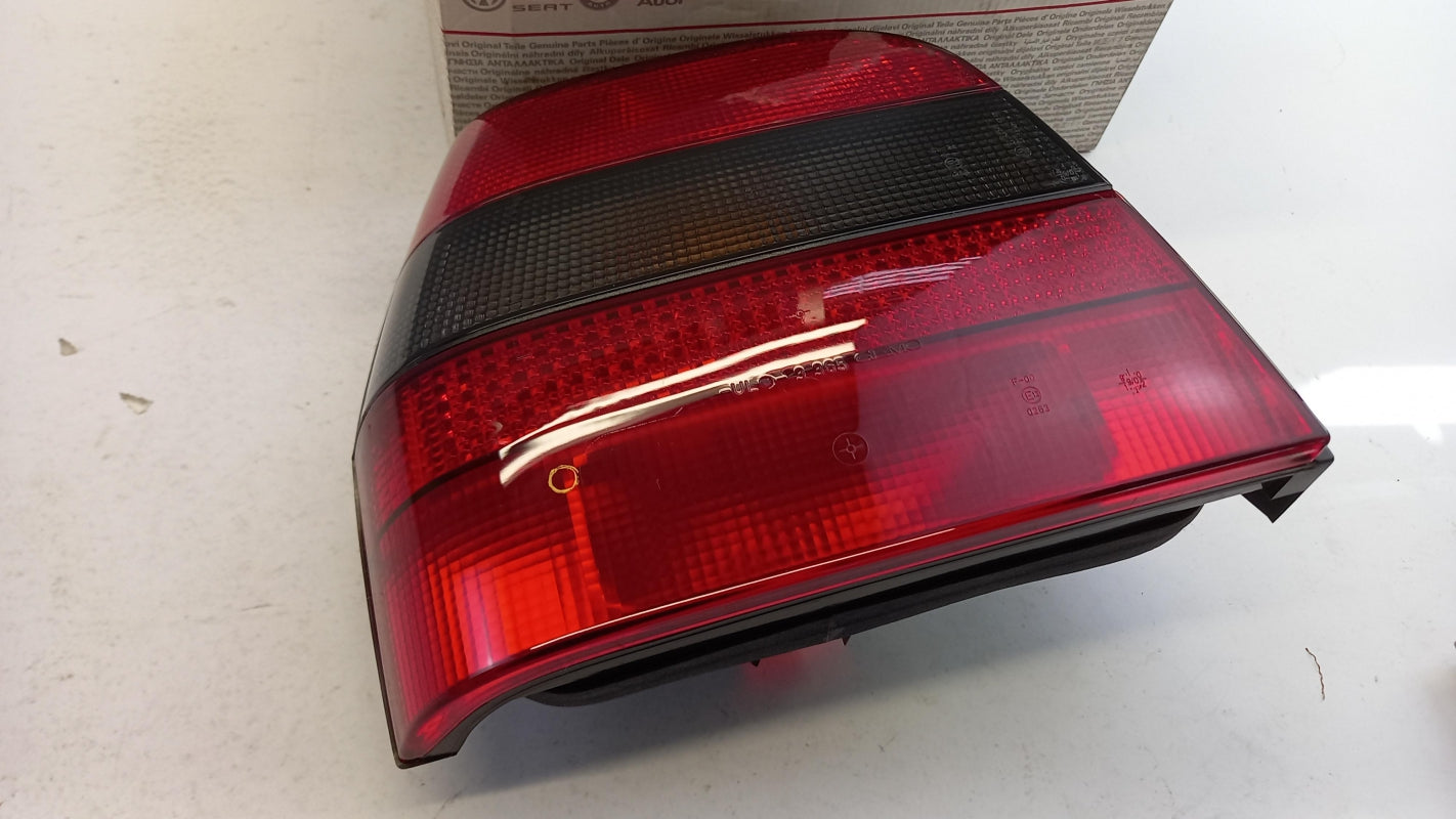 Original OE Volkswagen Heckleuchte 871945111J
