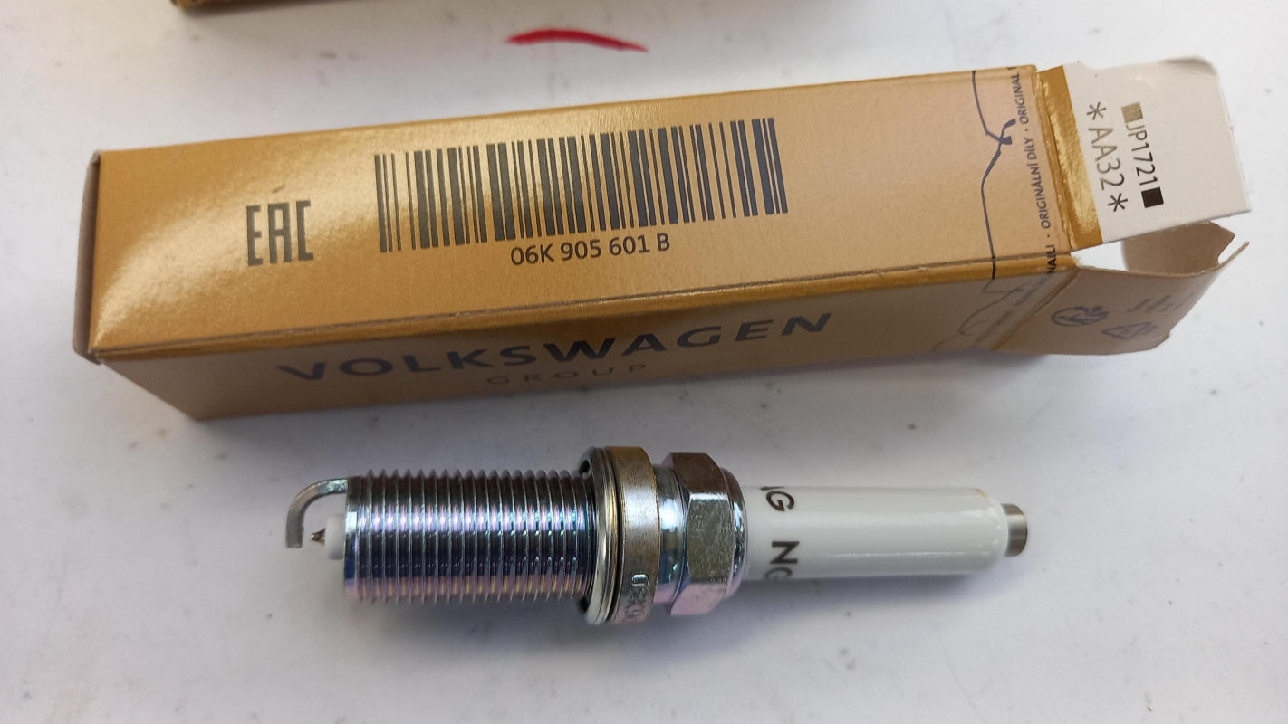 Original AUDI SEAT SKODA Karoq VOLKSWAGEN T-Roc Golf Passat Spark Plug 06K905601B 