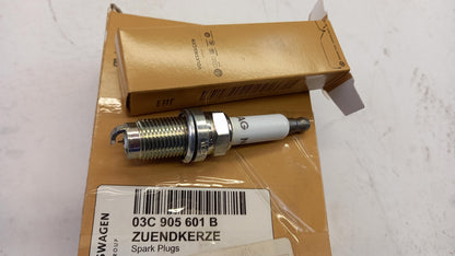 Original VW Golf (10-16) Jetta (11-18) Tiguan (08-18) Zündkerze 03C905601B