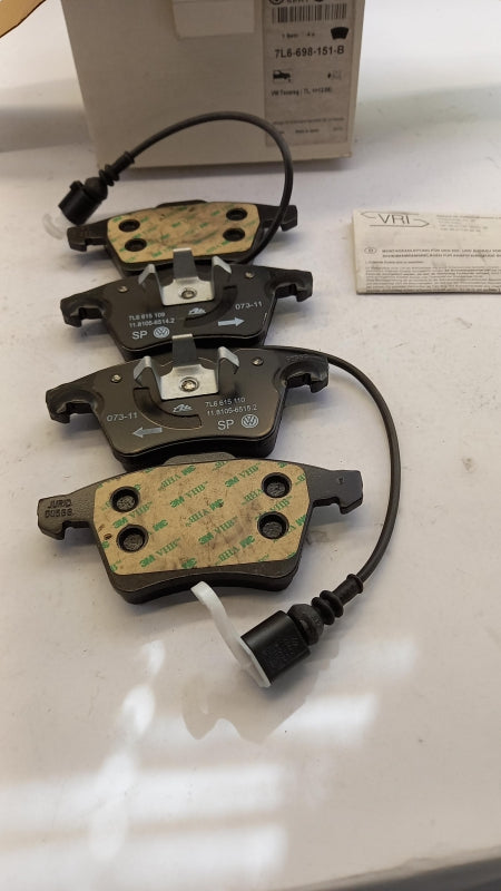 Original VW Touareg Bremsbeläge Bremsklötze + Verschleißanzeige vorne 7L6698151B