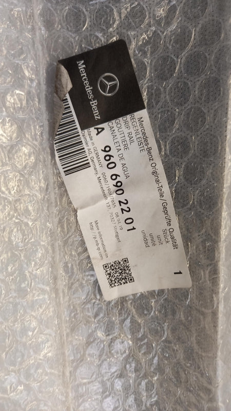 Original MERCEDES-BENZ Actros MP4 Seitenwand Zierleiste A9606902201