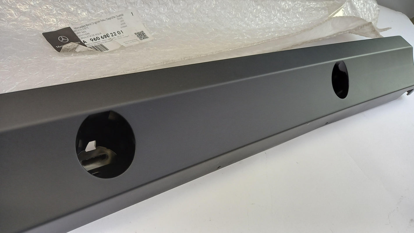 Original MERCEDES-BENZ Actros MP4 Seitenwand Zierleiste A9606902201