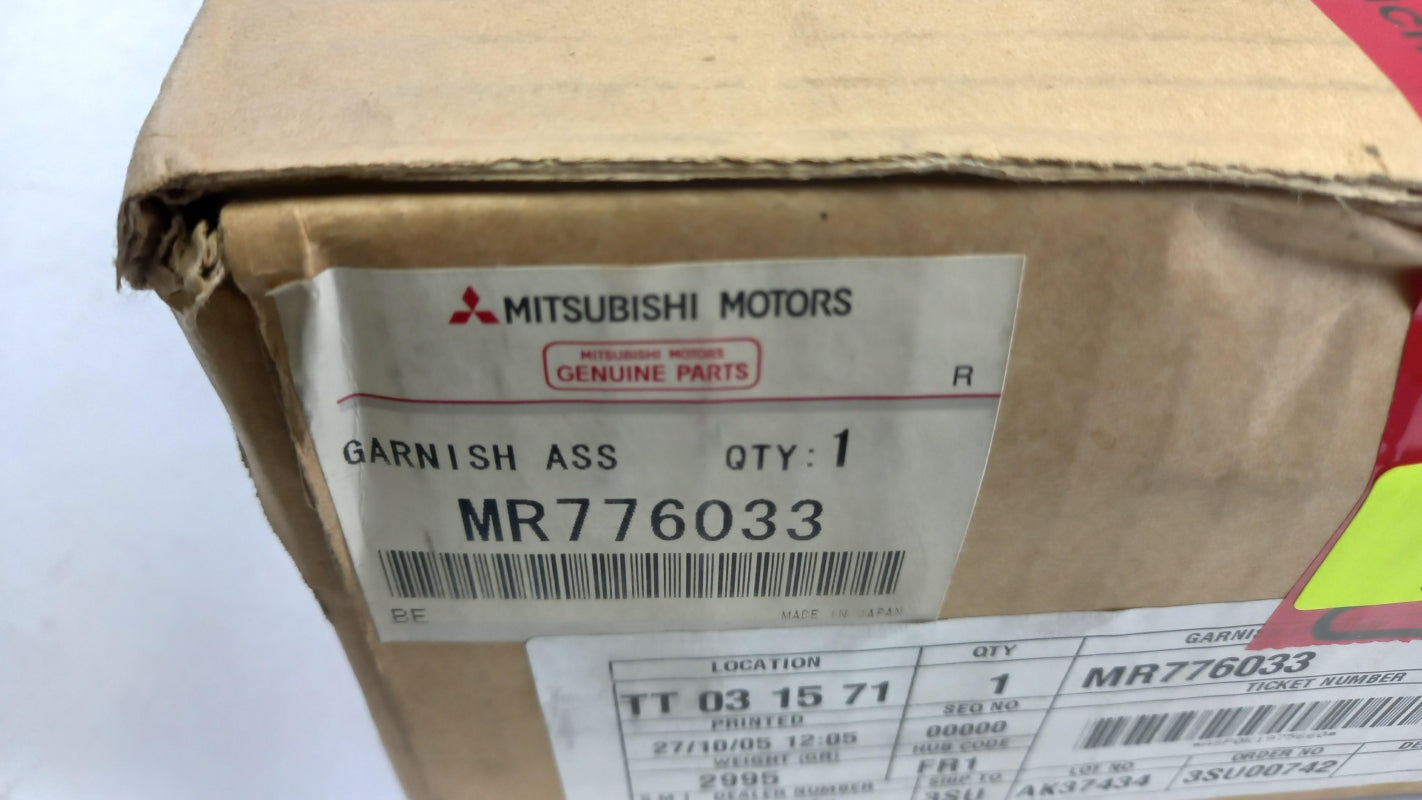 Original OE MITSUBISHI Stoßfängerabdeckung MR776033